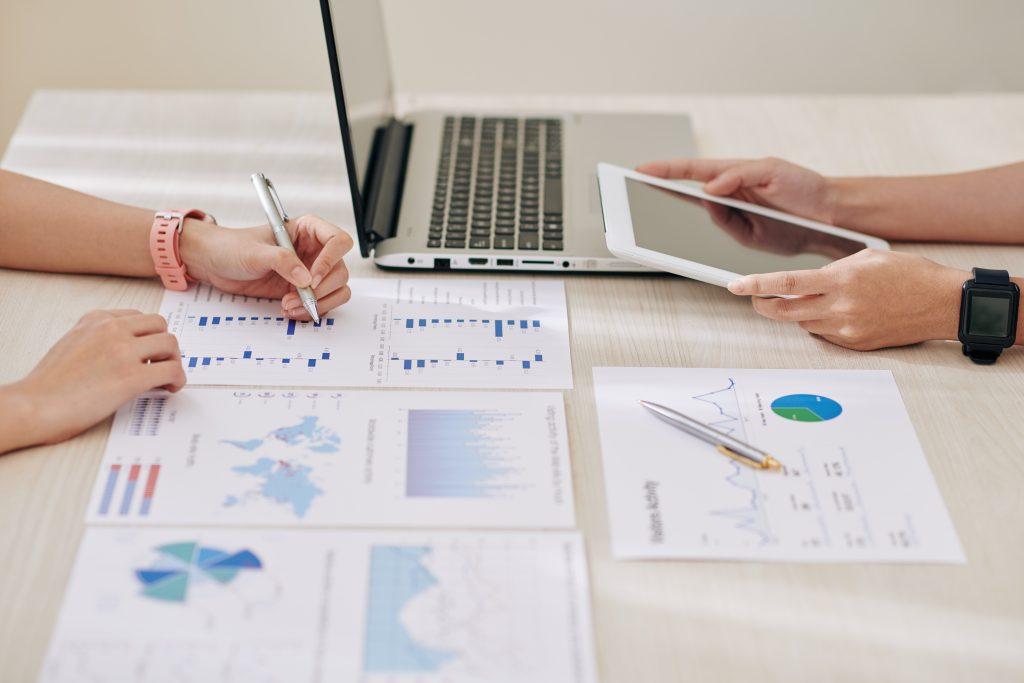 Employé de bureau tenant une horloge, Heures supplémentaires et beaucoup de travail, Concept de gestion du temps.